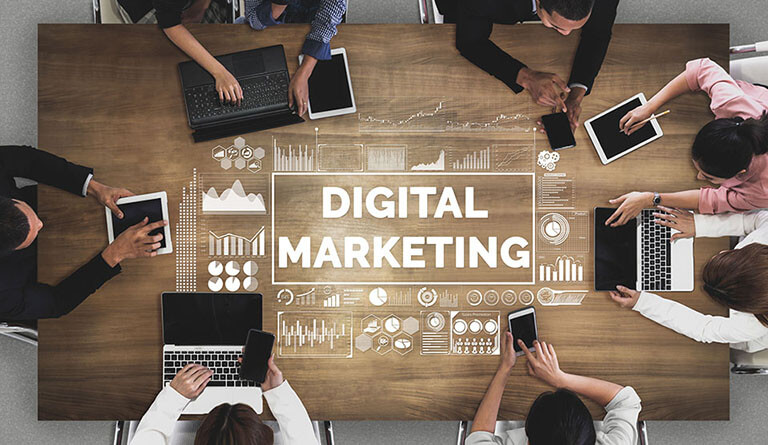 Solution technologique de marketing numérique pour le concept de commerce en ligne - Interface graphique montrant le diagramme analytique de la stratégie de promotion du marché en ligne sur la plateforme de publicité numérique via les médias sociaux, © Blue Planet Studio / Adobe Stock