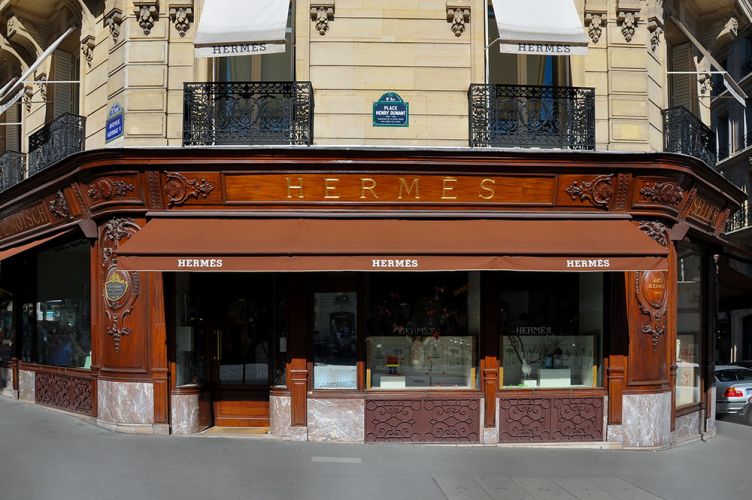 Moonik, : Hermès Store at Avenue George V in Paris 8th arrondissement, France